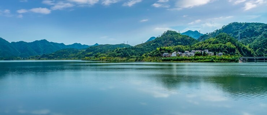 Scenic view of Upvan Lake, one of the top attractions in Thane, surrounded by lush greenery and hills